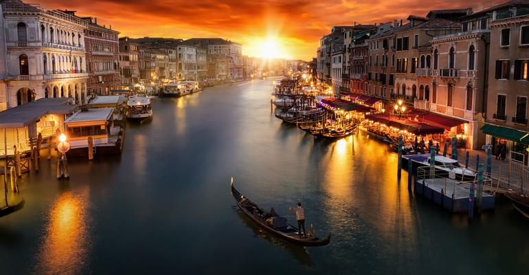 Ужин на лодках в Венеции